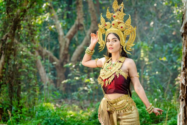 Bella ragazza con costume Apsara