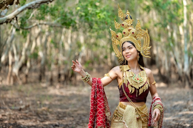 Bella ragazza con costume Apsara