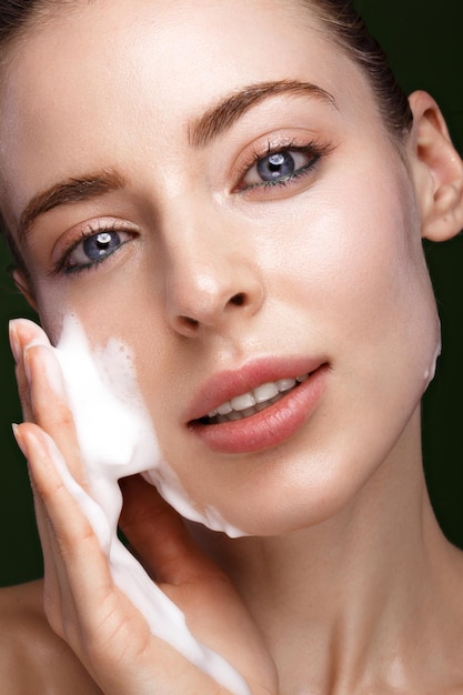 Bella ragazza con crema sulla pelle Bellezza viso