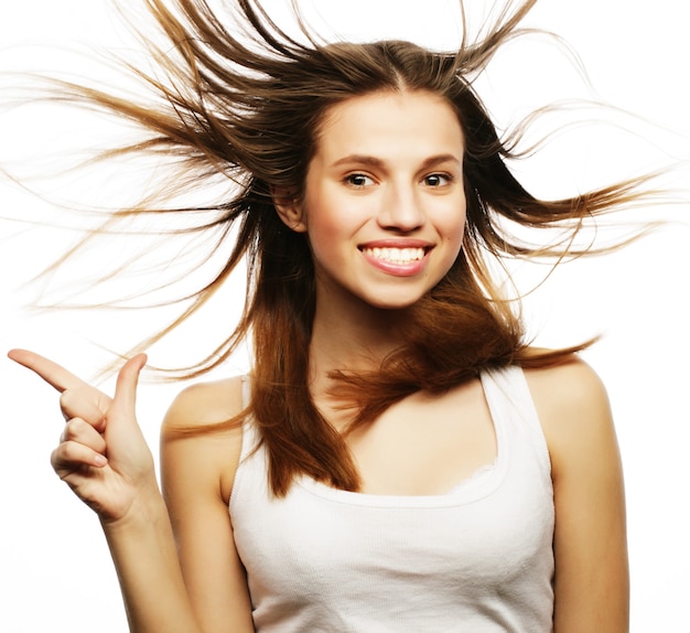 Bella ragazza con dei bei capelli svolazzanti. Su sfondo bianco