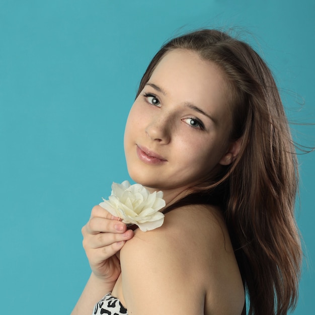 Bella ragazza con fiore bianco