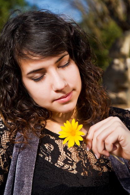 Bella ragazza con fiore giallo