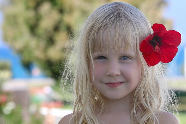 Bella ragazza con fiore, viaggio estivo