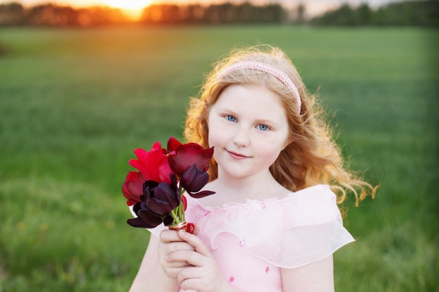 Bella ragazza con fiori all'aperto