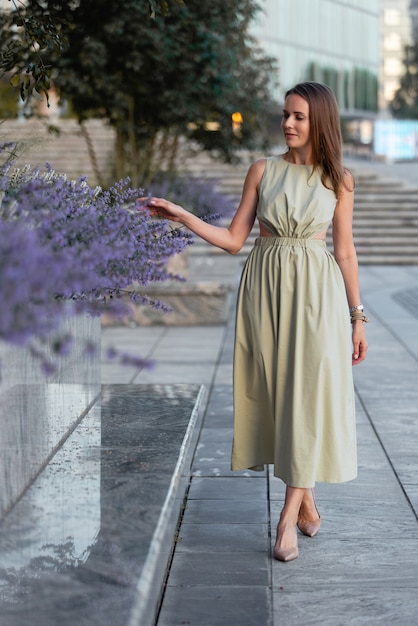 bella ragazza con fiori di lavanda in strada