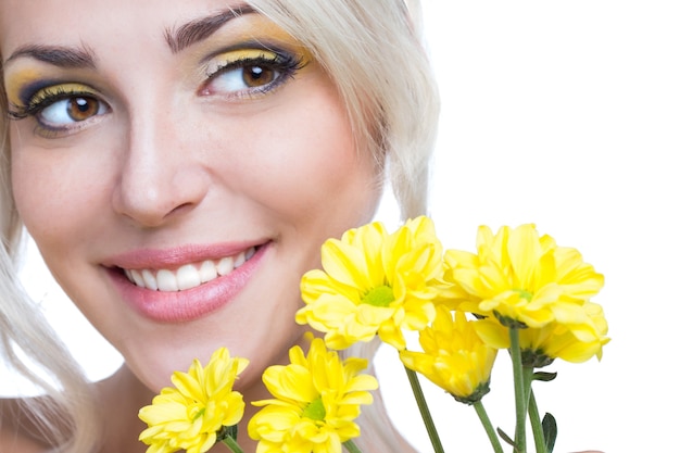 Bella ragazza con fiori gialli