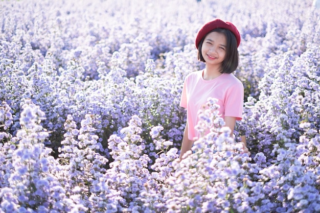 Bella ragazza con fiori Purple Marguerite