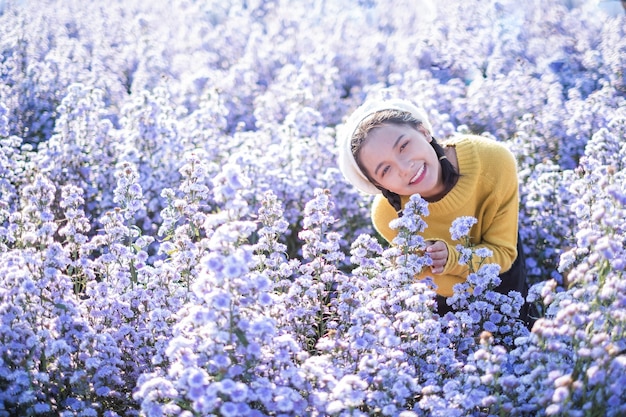 Bella ragazza con fiori Purple Marguerite