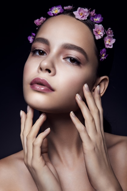 Bella ragazza con fiori viola.