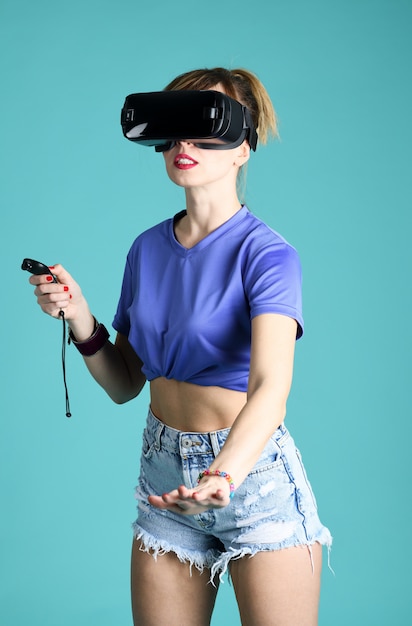 Bella ragazza con gli occhiali VR