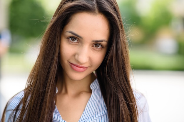 Bella ragazza con i capelli chic sorridente.