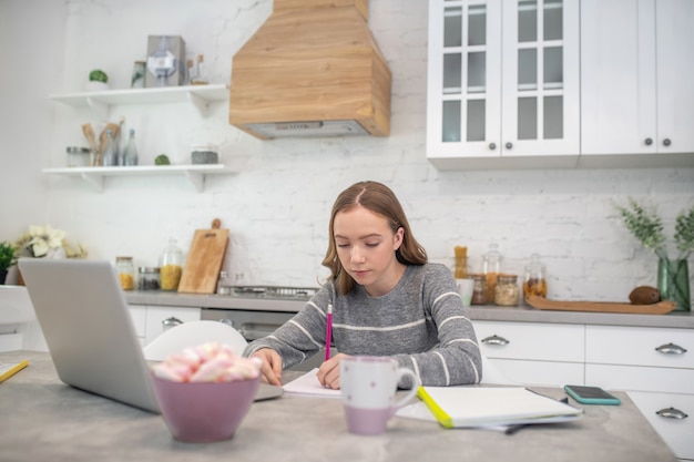 Bella ragazza con i capelli lunghi che sembrano concentrati