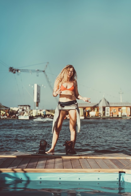 bella ragazza con i capelli lunghi con un wakeboard