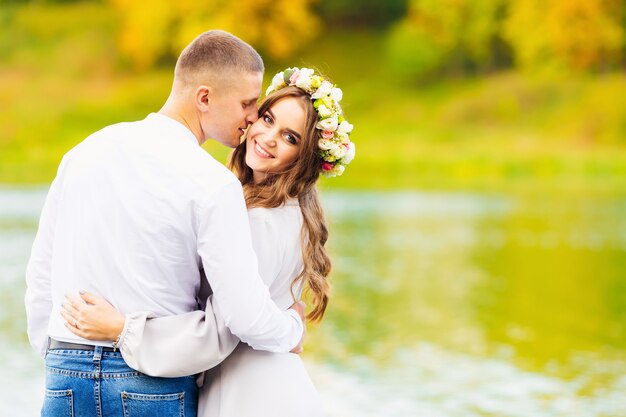 Bella ragazza con i capelli lunghi e una corona di fiori in testa