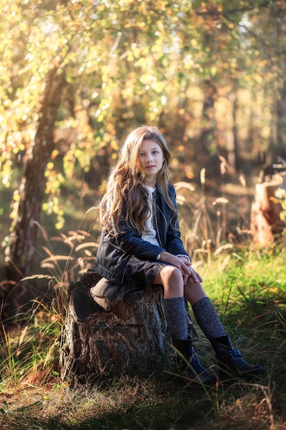 bella ragazza con i capelli lunghi, seduta sulla natura