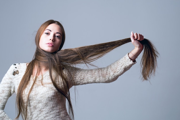 Bella ragazza con i capelli lunghi