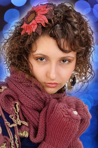 Bella ragazza con i capelli ricci con i guanti