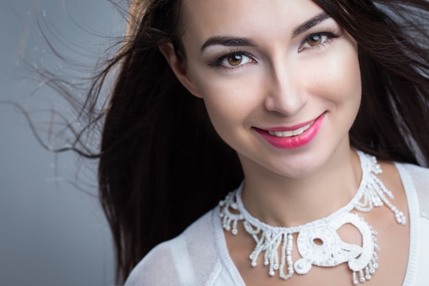 Bella ragazza con i capelli scuri