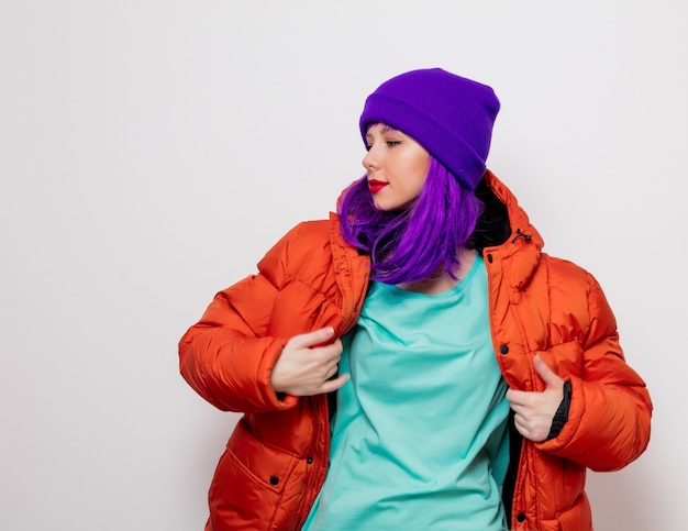 Bella ragazza con i capelli viola e in giacca arancione.