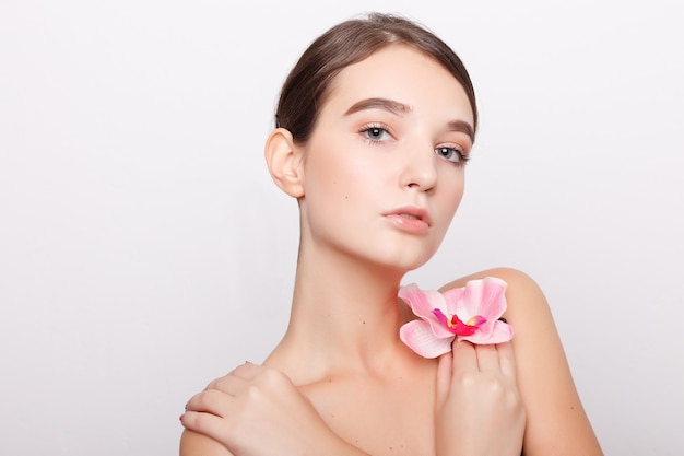 Bella Ragazza Con I Fiori Di Orchidea.