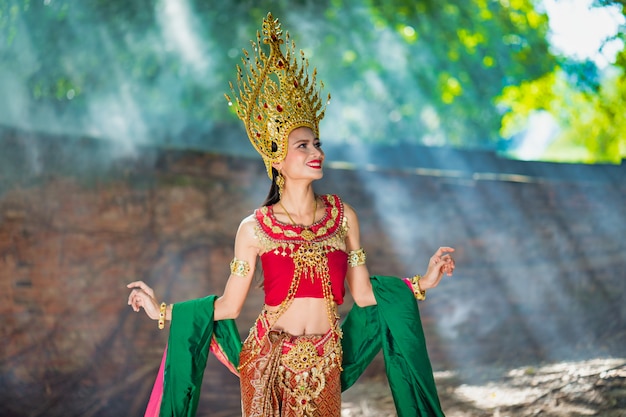 Bella ragazza con il costume apsara dal concetto della Cambogia, Identi