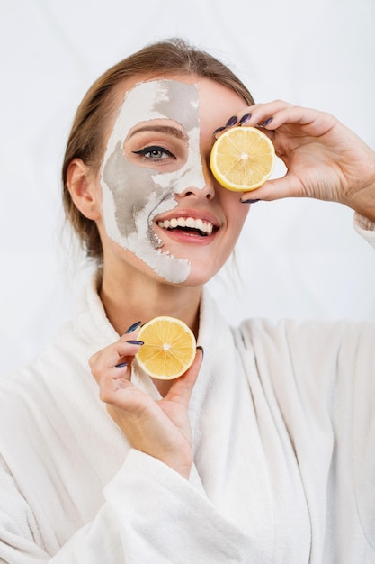 Bella ragazza con il limone