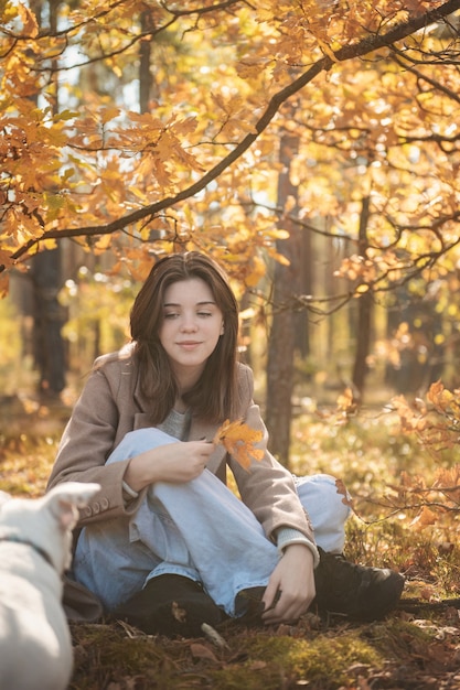 Bella Ragazza Con Il Suo Cane Nella Foresta. Bosco d'autunno.