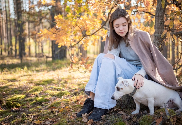 Bella Ragazza Con Il Suo Cane Nella Foresta. Bosco d'autunno.