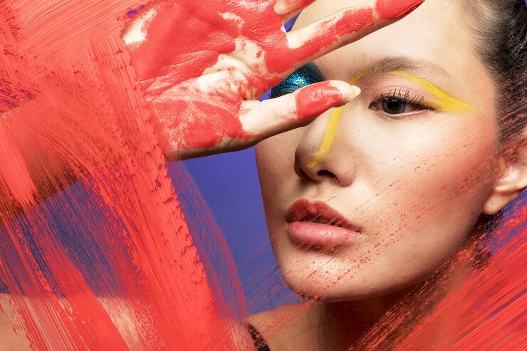 Bella ragazza con il trucco colorato