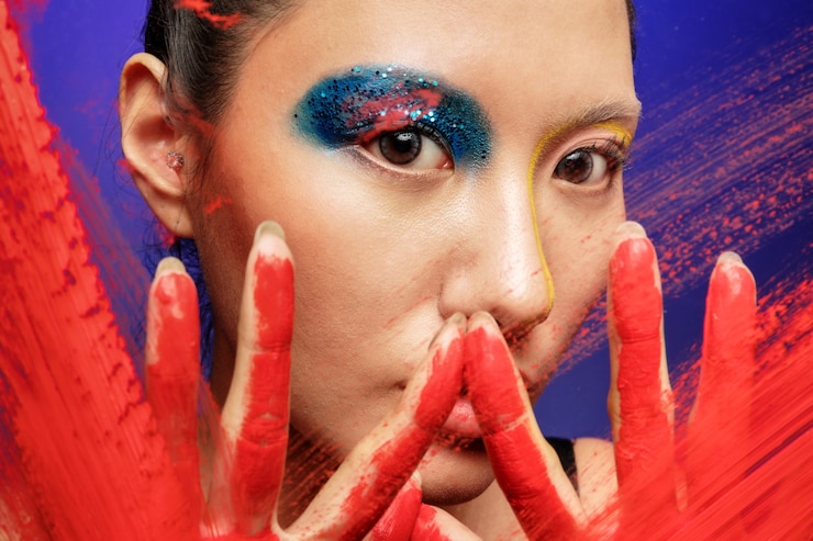 Bella ragazza con il trucco colorato