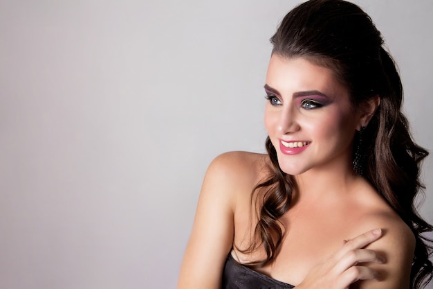 Bella ragazza con il trucco moda e acconciatura