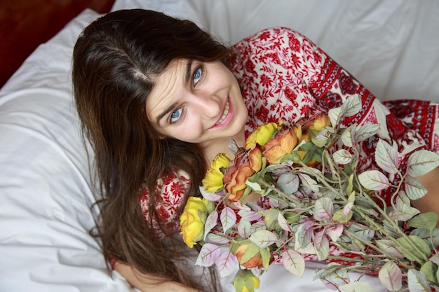 Bella ragazza con in mano un mazzo di fiori secchi