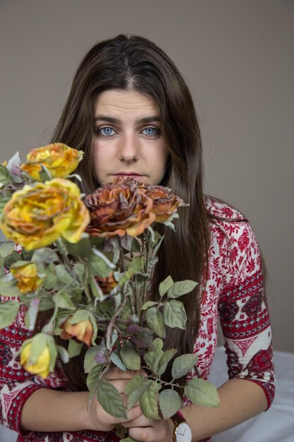 Bella ragazza con in mano un mazzo di fiori secchi