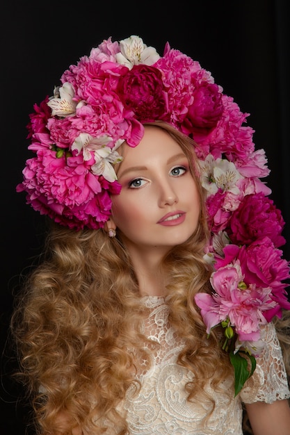 Bella ragazza con le peonie