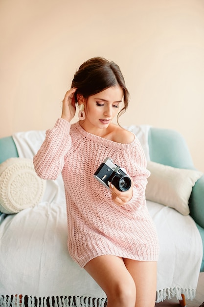 Bella ragazza con macchina fotografica d'epoca