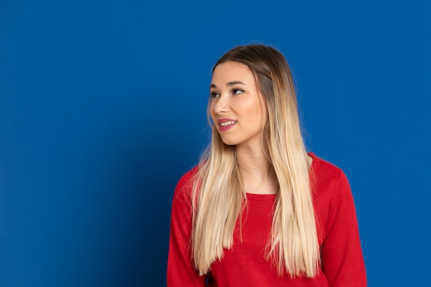 Bella ragazza con maglietta rossa