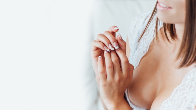 Bella ragazza con manicure