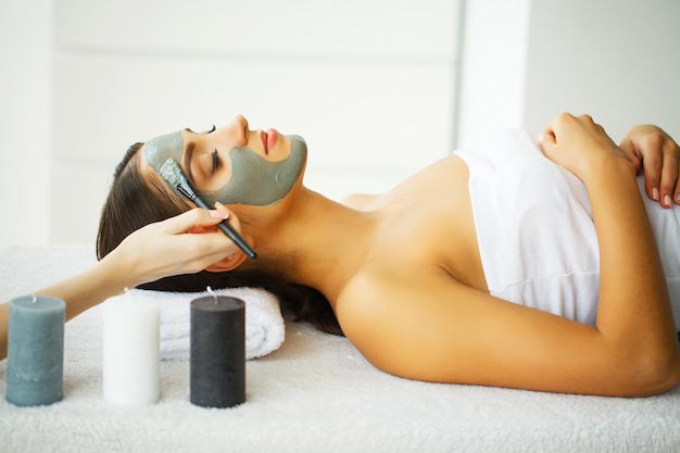 Bella ragazza con maschera spa sul viso