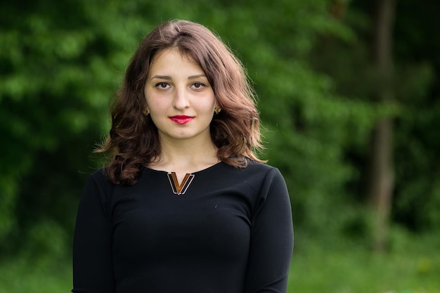 Bella ragazza con rossetto rosso riccio sulle labbra