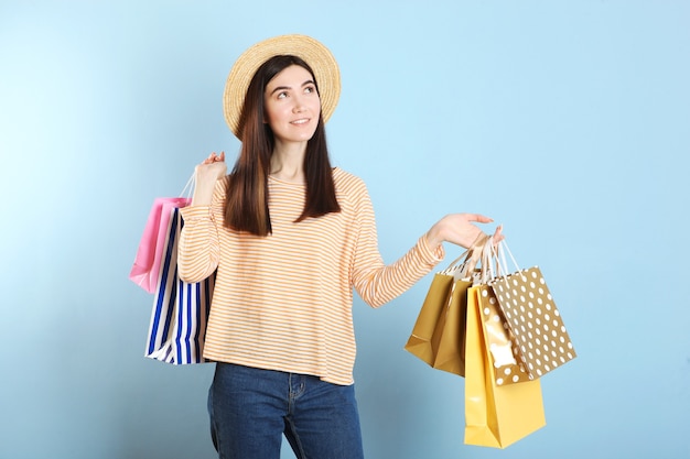 Bella ragazza con sacchetti di carta per lo shopping