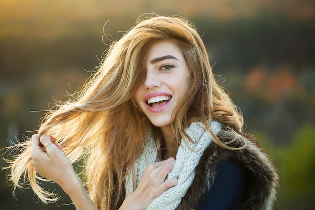 Bella ragazza con sciarpa lavorata a maglia