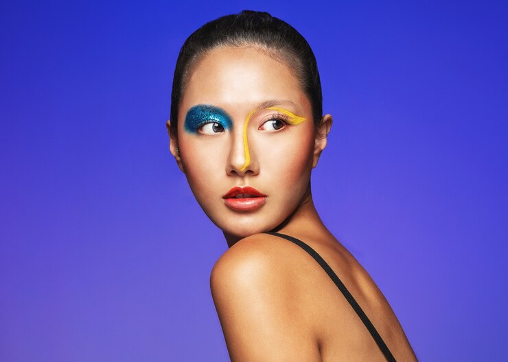 Bella ragazza con trucco colorato