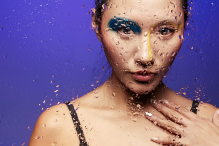 Bella ragazza con trucco colorato