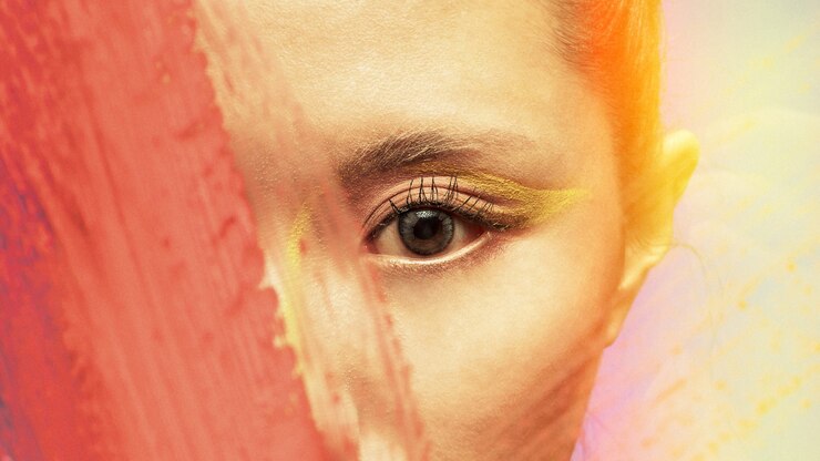 Bella ragazza con trucco colorato