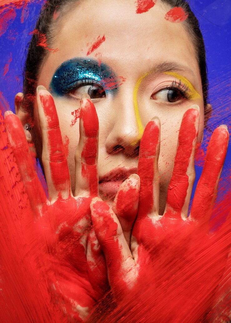 Bella ragazza con trucco colorato