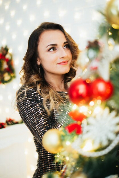 Bella ragazza con un bicchiere di champagne, sfondo di Natale e Capodanno