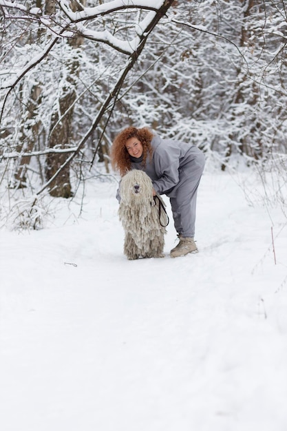 bella ragazza con un cane komondor