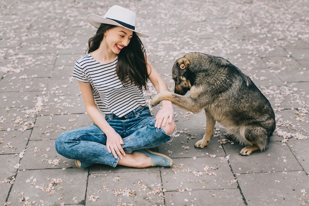 bella ragazza con un cane