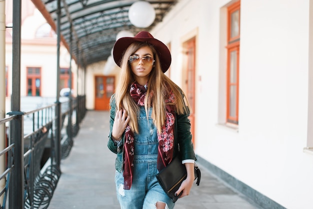 Bella ragazza con un cappello fuori