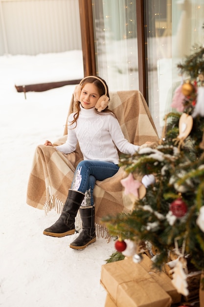 bella ragazza con un maglione bianco